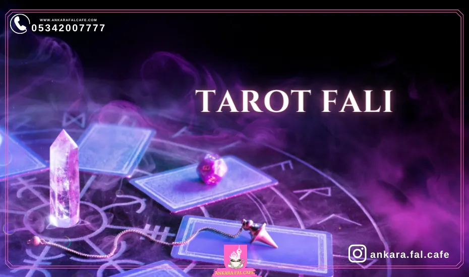 Ankara’da tarot falı bakımı için hazırlanmış kart ve fincan düzeni